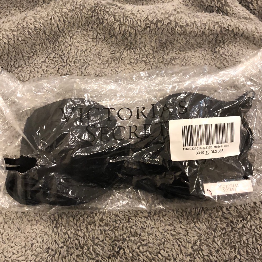 New with tags black Victoria’s Secret bra!